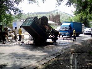 国产拖拉机翻车事故视频,安全驾驶不容忽视